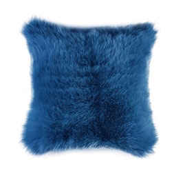 Coussin en fourrure naturelle de mouton teintée bleu dur