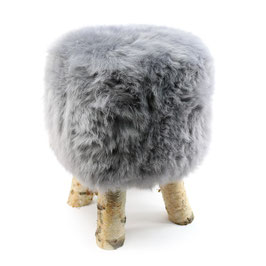 Tabouret scandinave fabriqué avec 4 pieds en bois de bouleau naturel brut et son assise en peau de mouton teintée grise