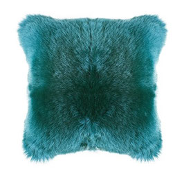 Coussin en fourrure naturelle de mouton teintée vert sapin