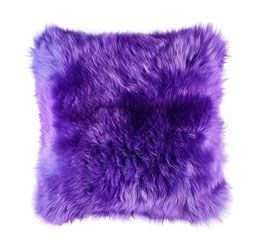 Coussin en fourrure naturelle de mouton teintée mauve