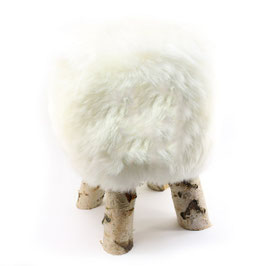 Tabouret scandinave fabriqué avec 4 pieds en bois de bouleau naturel brut et son assise en peau de mouton blanche naturelle