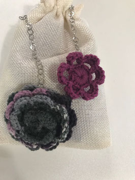 Collana girocollo in acciaio con applicazione fiori in maglia