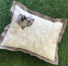 Cuscino decorativo in feltro con applicazione rose tortora