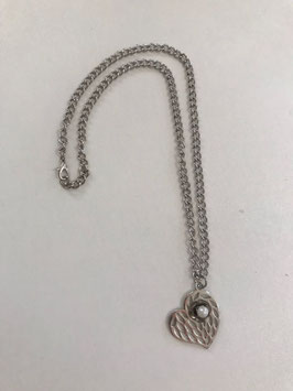 Collana con catena di medio spessore in acciaio con ciondolo cuore con applicazione perlina bianca