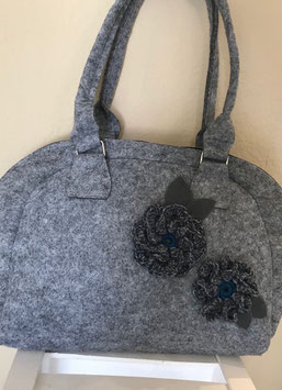 Borsa con manici corti in feltro con applicazione fiori in maglia