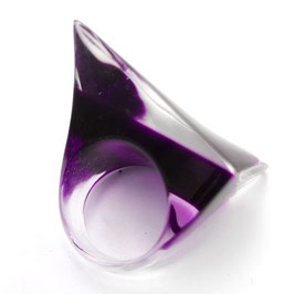 Quadratischer Designring aus dunklem lila Acrylglas mit transparenter Ringkrone