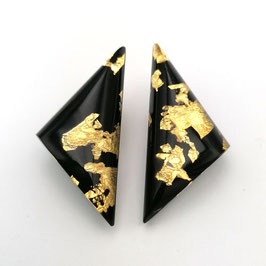 Ohrclips schwarz mit Goldmetalleinschluss in dreieckiger Form