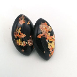 Ohrstecker schwarz mit Kupfermetalleinschluss in Olivenform