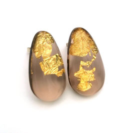 Ohrstecker in Tropfenform taupe mit Goldmetalleinschluss