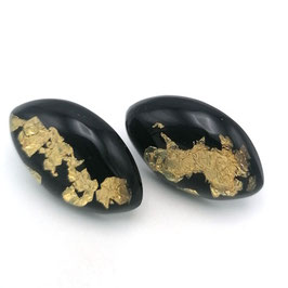 Ohrstecker schwarz mit Goldmetalleinschluss in Olivenform