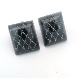 Ohrclips anthrazit mit silbernem Textileinschluss in rechteckiger Form