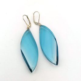 Ohrhänger in Blütenform aquamarinblau- transparent