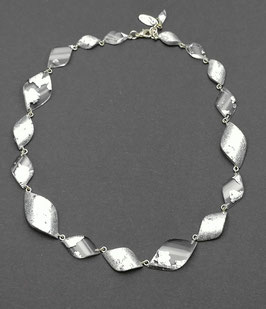 Halskette mit Silbermetalleinschluss und Silbermetallauflage