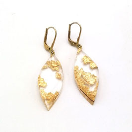 Ohrhänger in Blattform transparent mit Goldmetalleinschluss