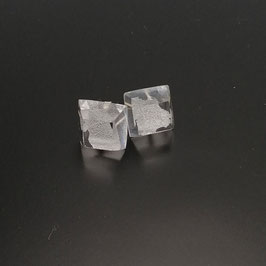 Quadratische Ohrstecker transparent mit Silbermetalleinschluss und Facettenschliff