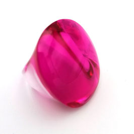 Formschöner Unikatring in ovaler länglicher Ausrichtung in strahlendem pink transparenten Acrylglas