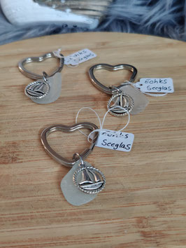 Schlüsselring in Herzform mit echtem Seeglas in Weiß und Anhänger " Boot " ( Rund)