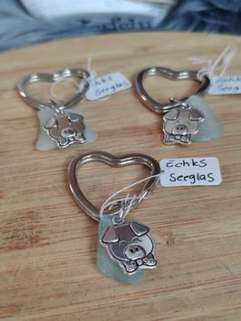 Schlüsselring in Herzform mit echtem Seeglas in Weiß und Anhänger " Schwein "