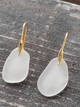 Vergoldete Ohrringe mit echtem Seeglas in Weiß
