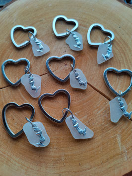Schlüsselring in Herzform mit echtem Seeglas in Weiß und Anhänger "Meerjungfrau"