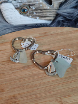 Schlüsselring in Herzform mit echtem Seeglas in Weiß und Anhänger " Boot "