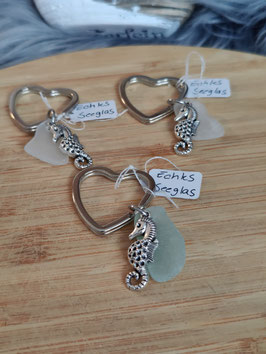 Schlüsselring in Herzform mit echtem Seeglas in Weiß und Anhänger " Seepferdchen "