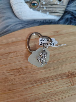 Schlüsselring in Herzform mit echtem Seeglas in Weiß und Anhänger " Hund "