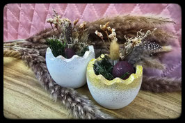 Eierschale mit Trockenblumen