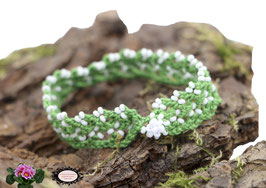 Bracelet au crochet Aerin simple rang, coton vert vif et Rocailles de Bohème blanches