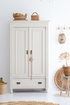 Antiker zweitüriger Kleiderschrank „Amalie“ mit Schublade – Vintage Unikat