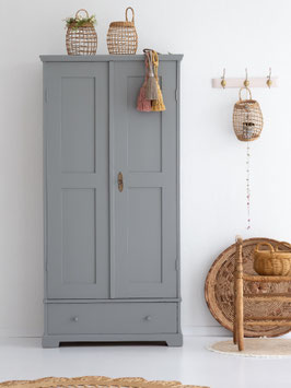 Antiker Kleiderschrank „Lea“ in Schiefergrau, Vintage Landhausstil