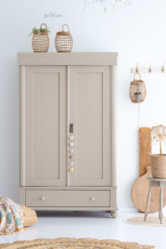 Antiker Kleiderschrank "LuLu"in London Stone – warm und mit ruhiger Raumwirkung.