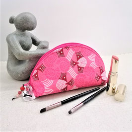 Petite trousse arrondie en wax rose fushia et perles anciennes de Briare