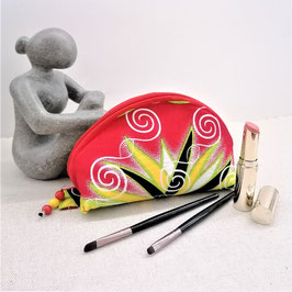 Petite trousse arrondie en wax feuillage rouge et jaune et perles anciennes de Briare