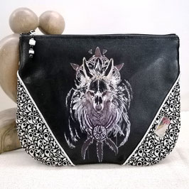 Grande trousse pochette en similicuir et pagne floquée tête de loup noir et blanc