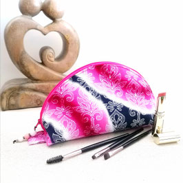 Grande trousse arrondie en wax vague rose fushia et gris et perles anciennes de Briare