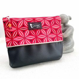 Trousse en wax rouge paillettes dorées et simili-cuir et logo sur pièce de cuir