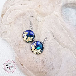 Boucles d'oreilles pendantes (les grandes) en wax violet bleu vert et feuille d'or
