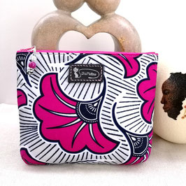 Trousse en wax fleur de mariage rose fushia sur fond argenté et logo sur pièce de cuir