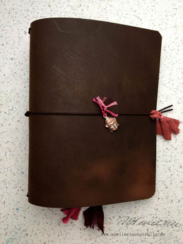 dunkelbraunes Traveler's Notebook mit Buddha-Anhänger für Notizhefte und/oder Kalender