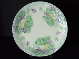Assiette barbotine fleurs / Majolica plate with flower decoration