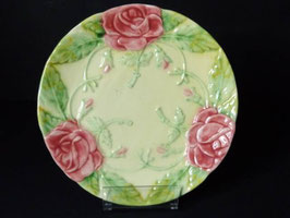 Assiette en barbotine à décors de roses / Majolica plate with rose decoration