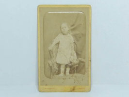 Photographie ancienne d'une fillette 1900 / Antique photograph of a young girl 1900s