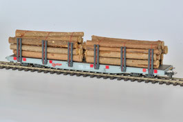 Sgp 7608, Flachwagen, dunkelgrauen Rungen, beladen mit 2er Holzladung