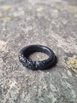 rundlicher Porzellanring mit vielen Saphiren