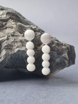 1 silberner, vier weiße Punkte