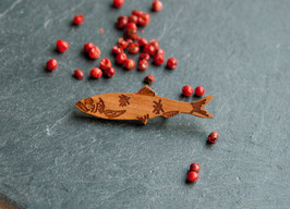 Fisch Brosche aus Red Heart Holz – Hering klein