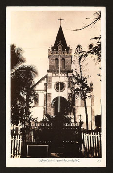 Carte-photo de l'église Saint-Jean à Nouméa