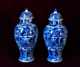 Paire de vases balustres couverts en porcelaine blanc-bleu (épave de Vung Tau, c.1690, époque Kangxi)