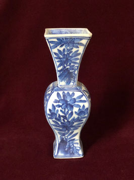 Petit vase en porcelaine blanc-bleu de l'épave chinoise de Vung Tau (époque Kangxi)